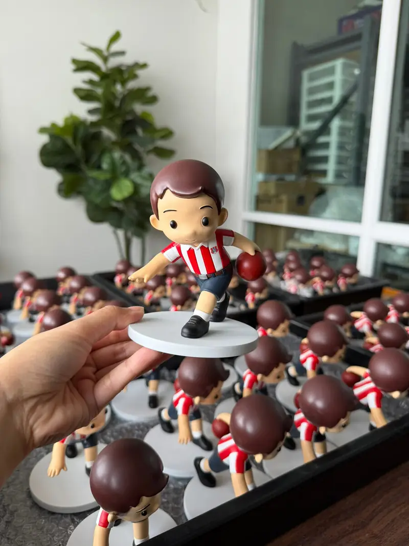 ต้นแบบฟิกเกอร์คาแรกเตอร์ถือในมือเพื่อตรวจขนาดและสี