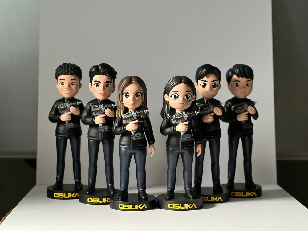 ฟิกเกอร์พนักงาน 6 คนยืนบนฐานโลโก้บริษัท