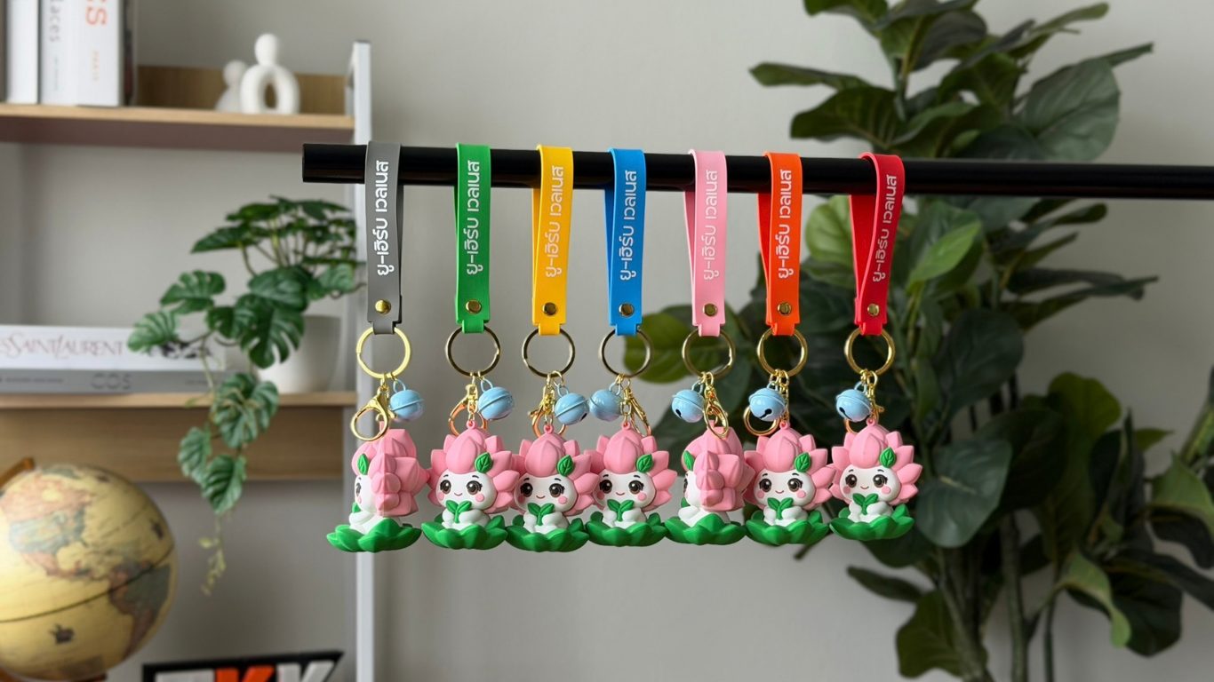 พวงกุญแจยางมาสคอตดอกบัวสีชมพู ห้อยสายคล้องหลายสี สำหรับแจกในงานออกบูธ
